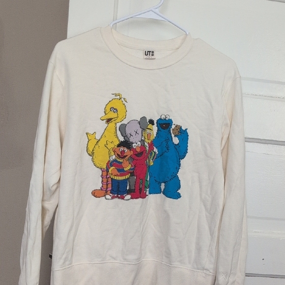 Kaws × Uniqlo

KAWS x Uniqlo x sesame street cream Graphic Sweatshirt NWOT Small - Picture 1 of 4